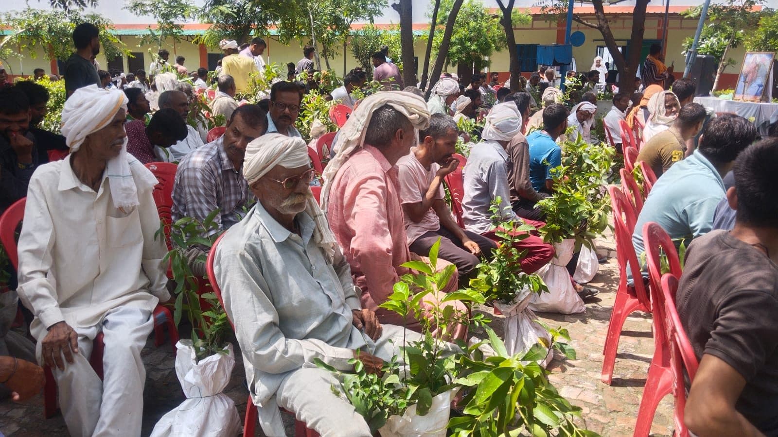 Farmers with their sapling packets at the 8 August 2026 camp, Shri Krishna Inter College, Kirarai